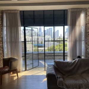 חלון זכוכית גדול עם נוף לעיר