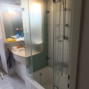 חדר אמבטיה עם מקלחון, כיור ומראה