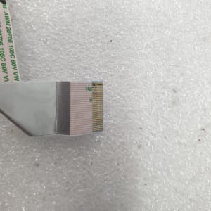 כבל שטוח עם חיבורים חשמליים על רקע לבן