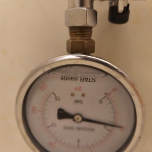 מד לחץ מים עם חיבורים מתכתיים