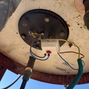 חלק תחתון של דוד שמש עם חיבורים חשמליים וצנרת