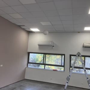 סולם בחדר עם קיר צבוע בצבע ורוד