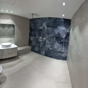 שירותים משופצים עם כיור, מקלחת וקירות חדשים