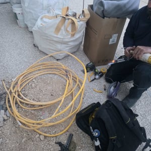 ציוד וכלים לעבודה טכנית עם צינורות גז