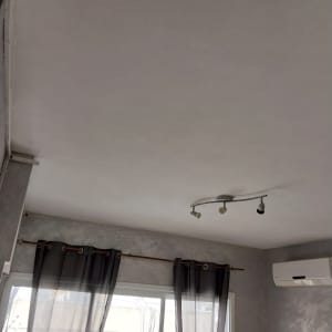 תקרה צבועה בלבן עם תאורה מודרנית