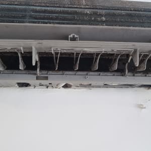 יחידת מיזוג אוויר פתוחה עם סנפירים מלוכלכים