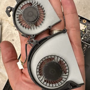 מאווררים של מחשב נייד ביד, לוח אם ברקע