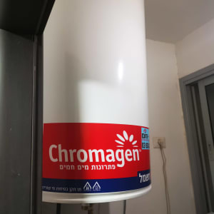 דוד שמש כרומגן מותקן על קיר