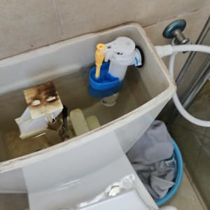 מיכל מים של אסלה עם חלקים פנימיים