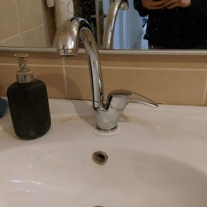 ברז וכיור בחדר אמבטיה עם סבון נוזלי