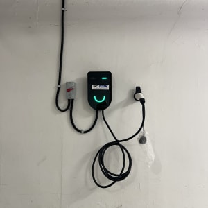 מטען חשמלי מותקן על קיר עם כבל מחובר