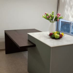 שולחן עם אגרטל פרחים ופירות, תאורה תלויה