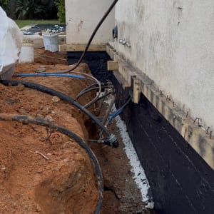 עבודת איטום יסודות עם צינורות וחומרים