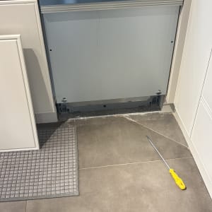 מדיח כלים מותקן עם כלי עבודה על הרצפה