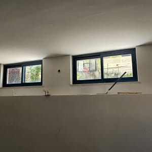 חלונות אלומיניום עם מסגרות כחולות