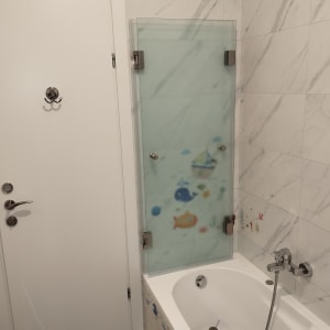 אמבטיה עם דלת זכוכית ומדבקות צבעוניות