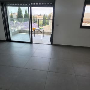 רצפה נקייה עם שולחן ומטלית על המרפסת