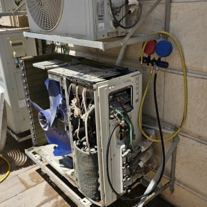 יחידת מיזוג אוויר פתוחה עם צינורות וכלים