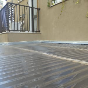 גג פלסטיק שקוף ליד מרפסת עם מעקה ברזל