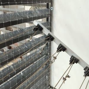 רשת למניעת כניסת יונים על חלון בניין