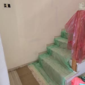 מדרגות מכוסות בניילון ירוק לשיפוץ והגנה