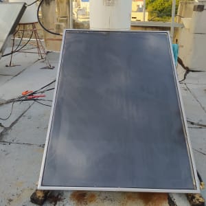 דוד שמש וקולטים על גג בניין