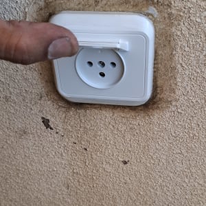 שקע חשמל מותקן על קיר חיצוני
