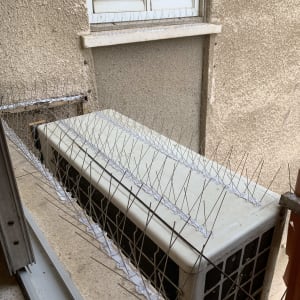 דוקרנים על מזגן למניעת יונים