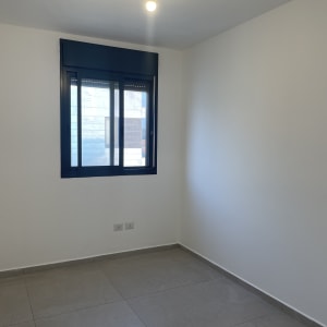 חדר צבוע עם חלון ותאורה