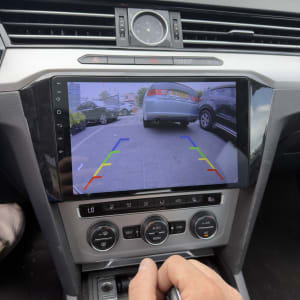 מערכת חניה לרכב עם מצלמת רוורס בתצוגה