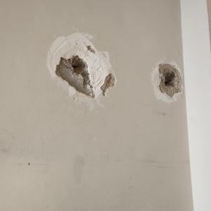 קיר עם חורים ותיקוני טיח