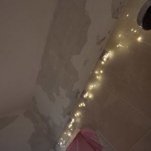 קיר עם קילופי צבע ותאורה דקורטיבית