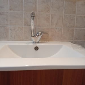 כיור וברז בחדר אמבטיה עם אריחים