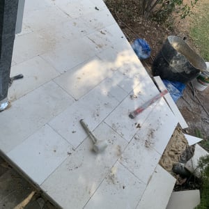 עבודות ריצוף חוץ באריחי אבן בשילוב פלס ופטיש גומי