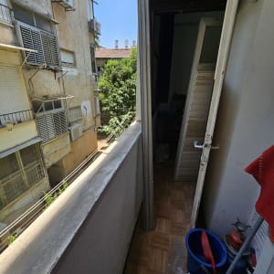 מרפסת עם תריסים וכלים לניקוי