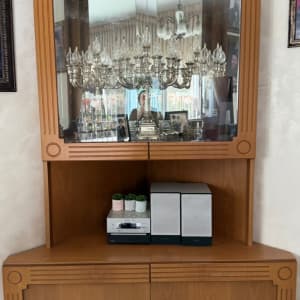 ארון עץ עם מראה ונברשת משתקפת
