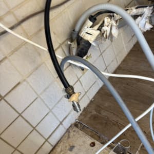 צינורות וחיבורים על קיר אריחים