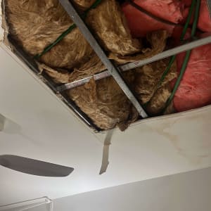 פתח בתקרת גבס החושף חומרי בידוד ופרופילי מתכת