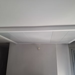 תקרת גבס עם לוחות מותקנים