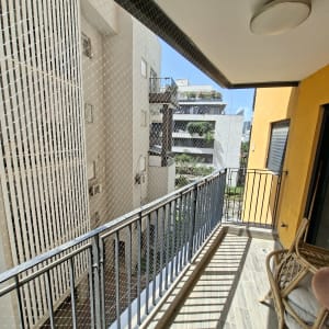 רשת יונים מותקנת במרפסת בניין