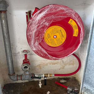 גלגלון כיבוי אש עם צינור ומחברים