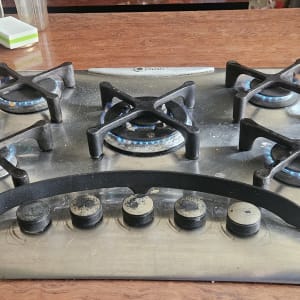 כיריים גז עם שישה מבערים דולקים