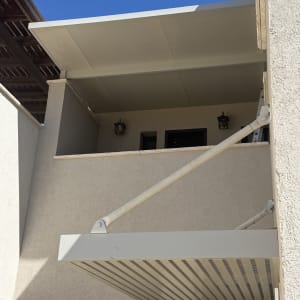 פרגולה מאלומיניום מותקנת במרפסת בית