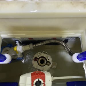 מיכל שירותים פתוח עם צינור מתכת וחלקי פלסטיק