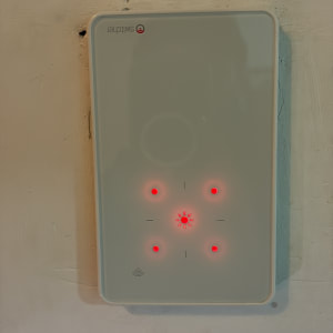 לוח בקרה עם נורות אדומות על קיר