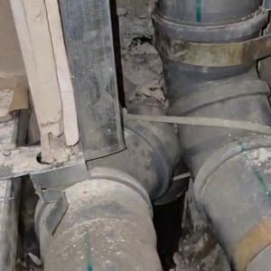 צינורות מתכת עם חיבורים במבנה