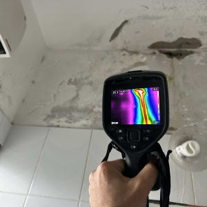 מצלמה תרמית מציגה נזילה בתקרה עם כתמי רטיבות