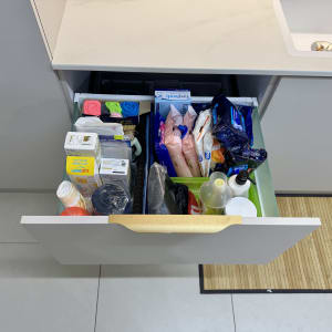 מגירת מטבח עם מוצרי ניקוי וארגון שונים