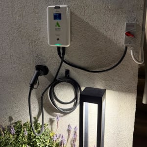 מטען לרכב חשמלי מותקן על קיר חיצוני