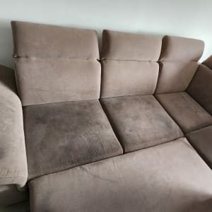 ניקוי ספה עם מכשיר ידני להסרת כתמים